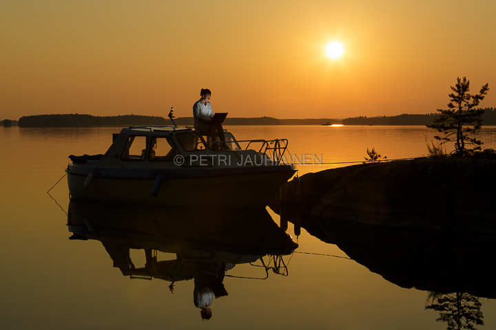 Etätöissä matkaveneessä valokuvaaja Petri Jauhiainen